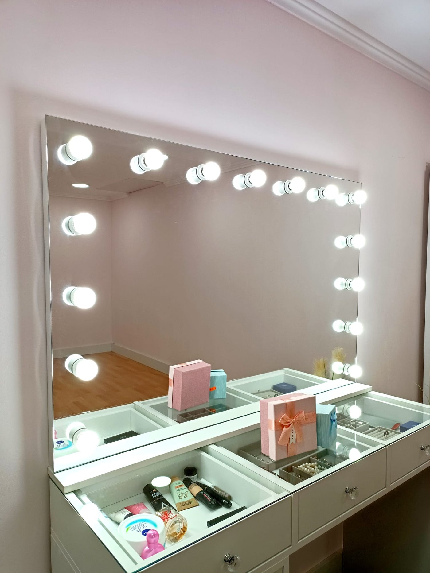 Hollywood Vanity Table with Mirror and Lights