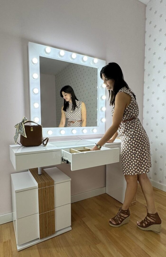 Vanity with Mirror and Lights – Perfect for Your Beauty Salon